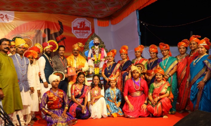 शाहिरांनी शाहिरीतून दिली छत्रपती शिवाजी महाराजांना मानवंदना
