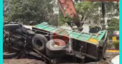 चिंचवड स्टेशन :  रस्त्यालगत  खणलेले खड्डे बनलेत धोकेदायक