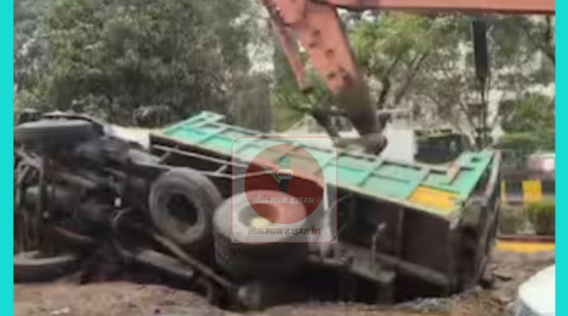 चिंचवड स्टेशन :  रस्त्यालगत  खणलेले खड्डे बनलेत धोकेदायक