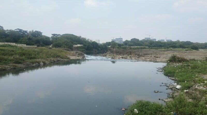 बिल्डरांना डोळ्यासमोर ठेऊन पिपंरी डेअरी फार्म आणि पिंपळे सौदागर येथील पवना नदीवरील  पाडलेल्या बंधारा पुनर्बाधणी कामाकडे प्रशासनाचे दुर्लक्ष